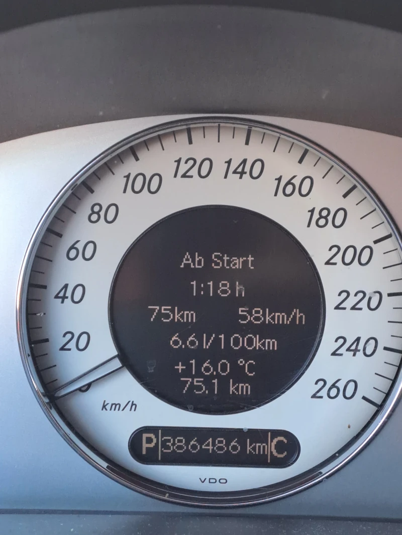 Mercedes-Benz E 220, снимка 6 - Автомобили и джипове - 52739152