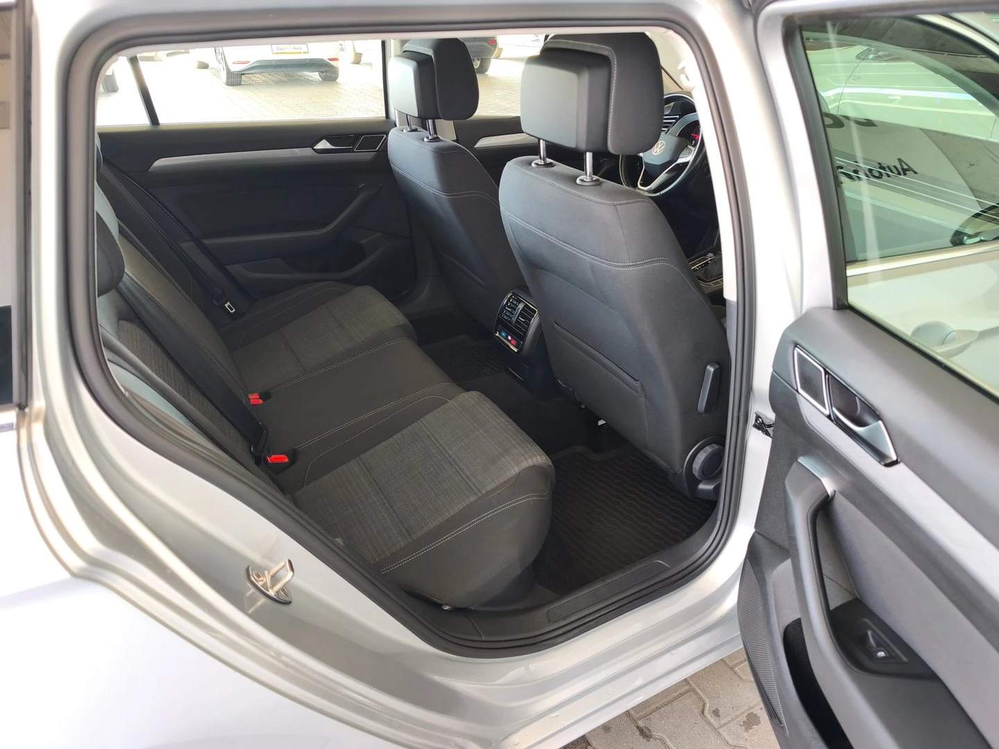 VW Passat Business 2.0 TDI SCR DSG - изображение 8