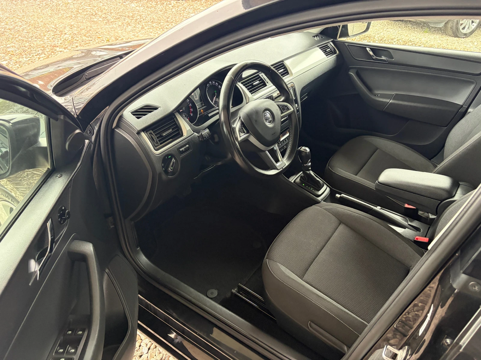 Skoda Rapid 1.4 TDI -DSG, снимка 2 - Автомобили и джипове - 54279537