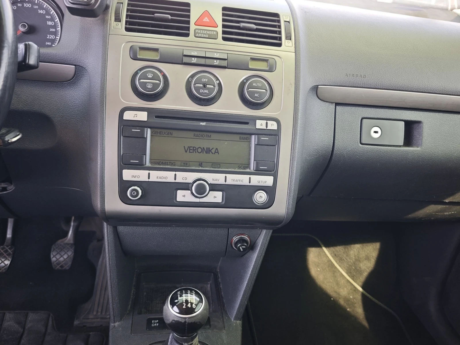 VW Touran 7МЕСТНА , снимка 14 - Автомобили и джипове - 56128698