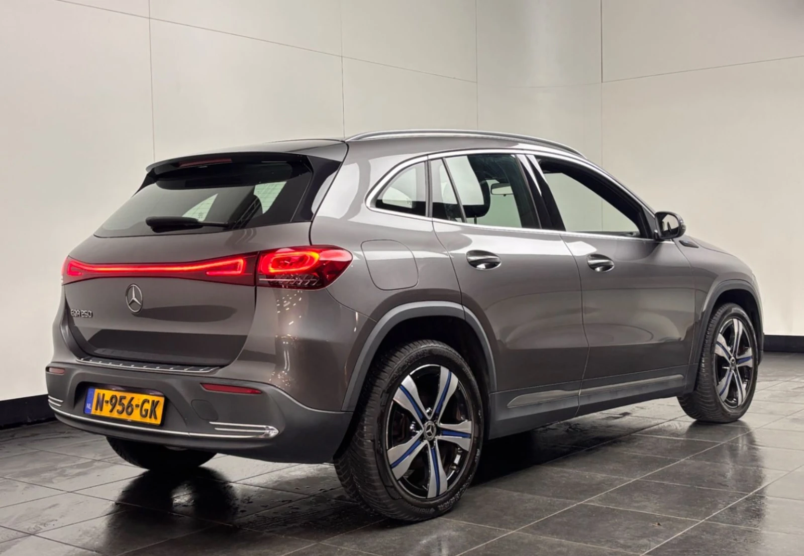 Mercedes-Benz EQA 250, снимка 2 - Автомобили и джипове - 56621459