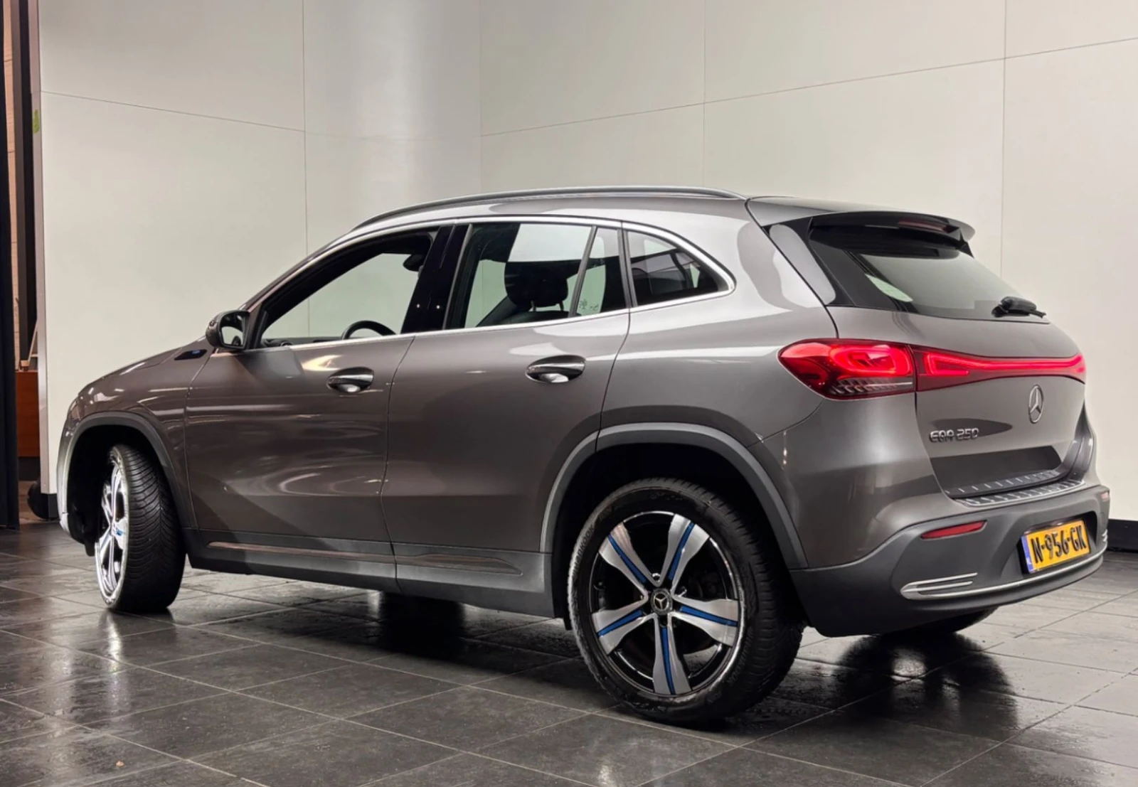 Mercedes-Benz EQA 250, снимка 4 - Автомобили и джипове - 56621459