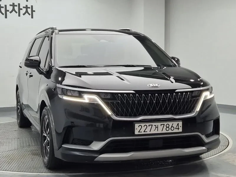 Kia Carnival 9-Seater Prestige, снимка 4 - Автомобили и джипове - 56355169