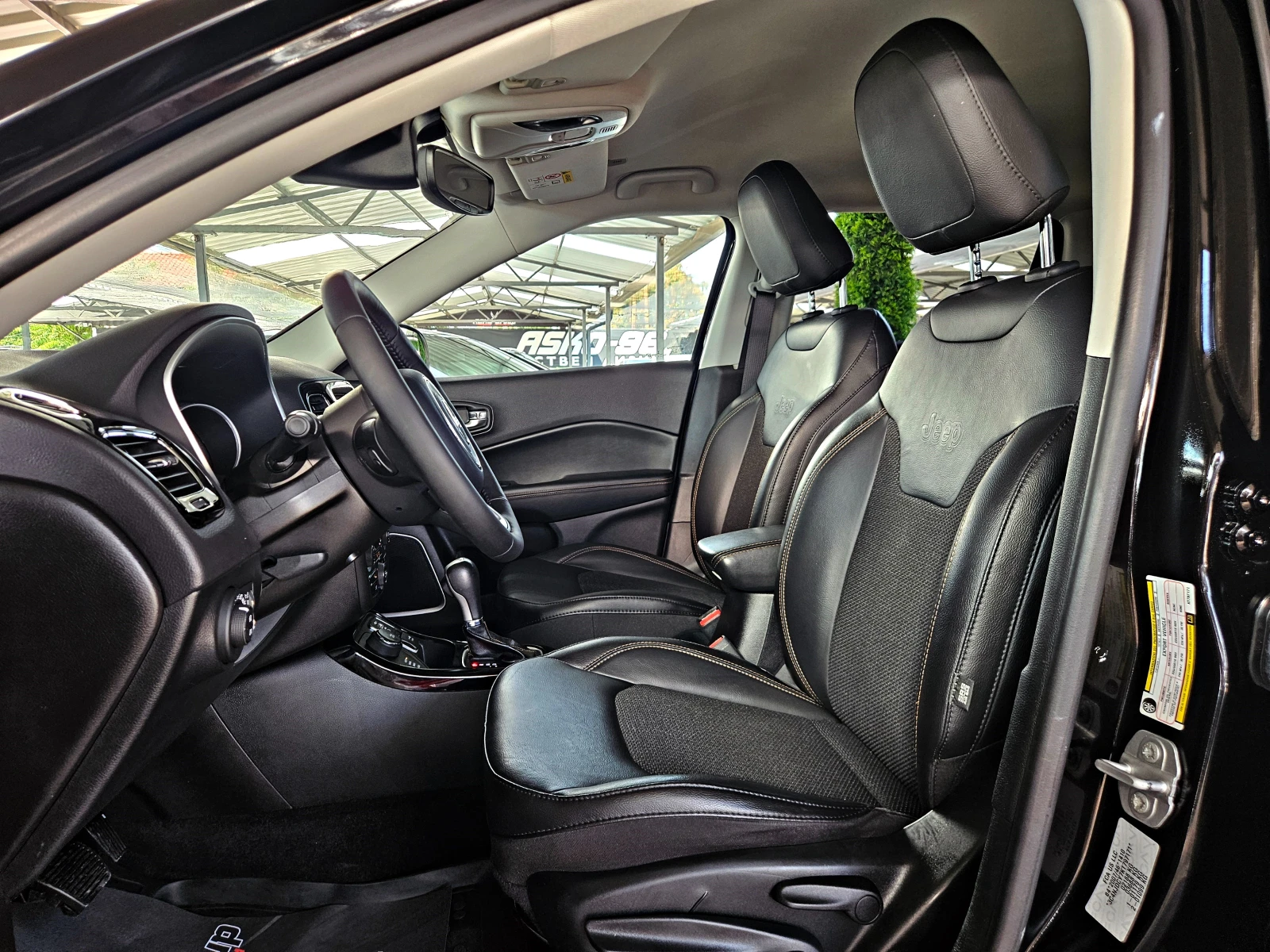 Jeep Compass 4x4/LIMITED/DISTRON/LANE ASYST/CAR PLAY/AMBI/LIZIN, снимка 15 - Автомобили и джипове - 55670265