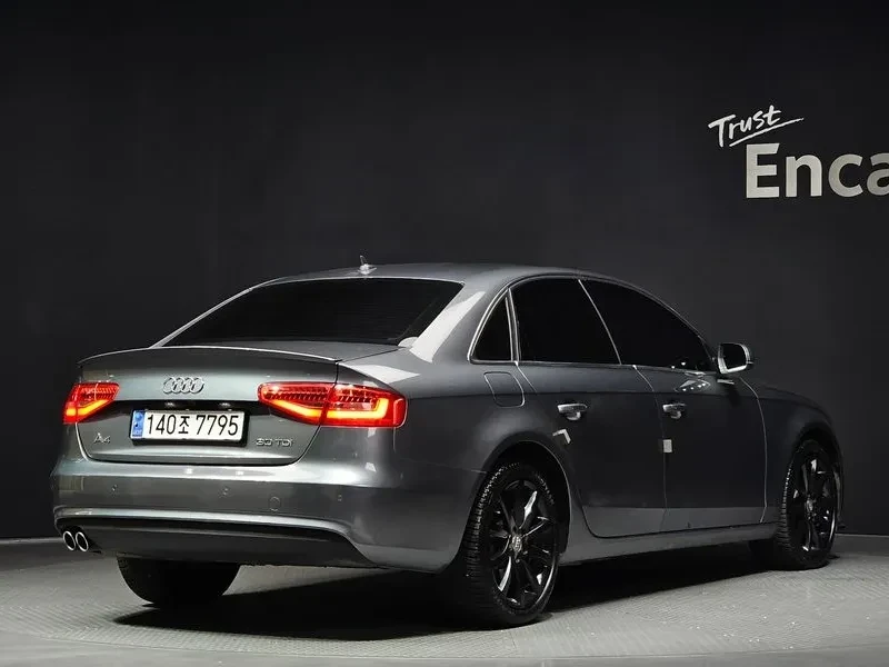 Audi A4 * 2.0 TDI* АВТОКРЕДИТ БЕЗ ПЪРВОНАЧАЛНА ВНОСКА* , снимка 4 - Автомобили и джипове - 55060576