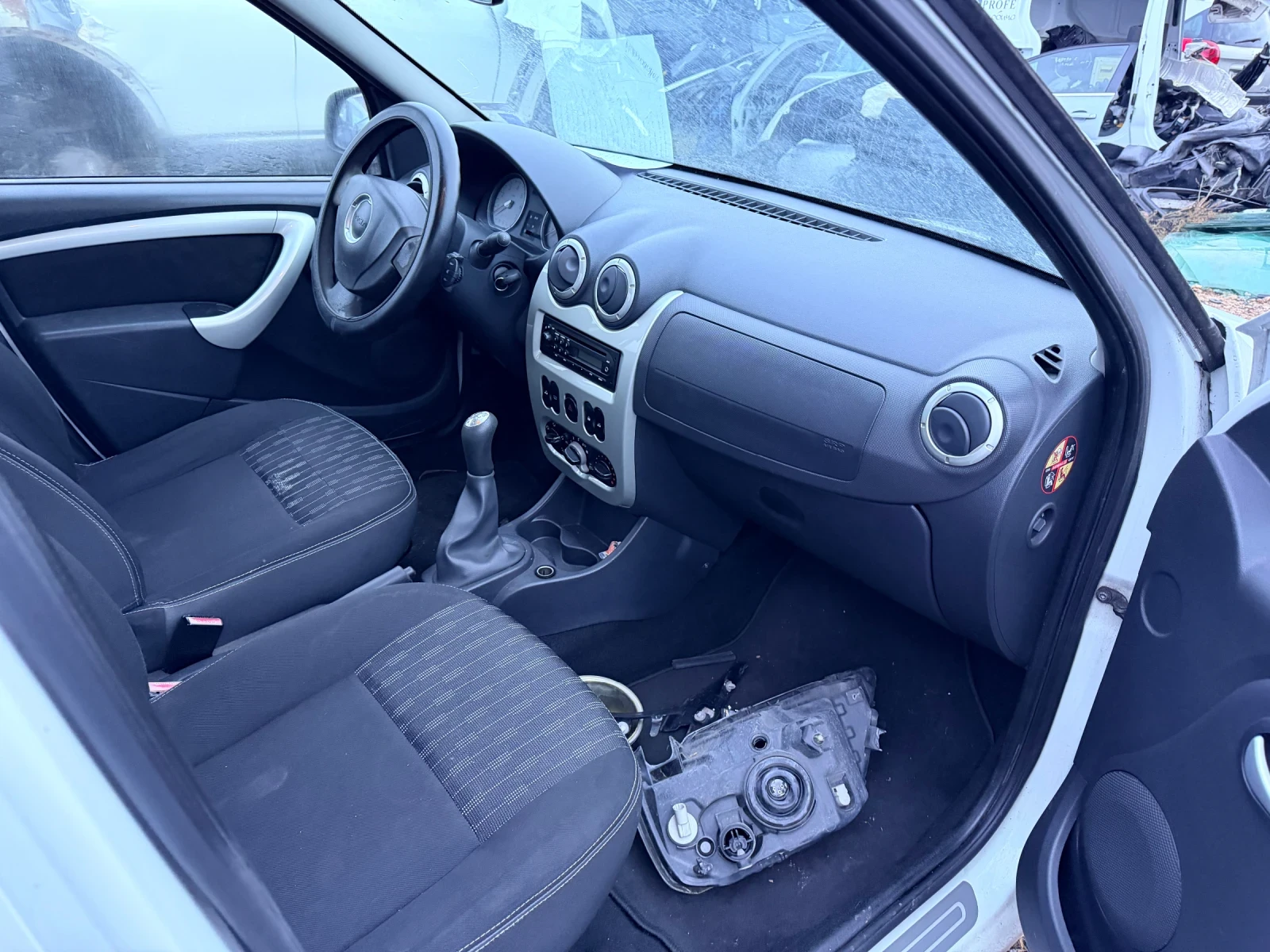 Dacia Logan 1.5DCI, снимка 14 - Автомобили и джипове - 40877133