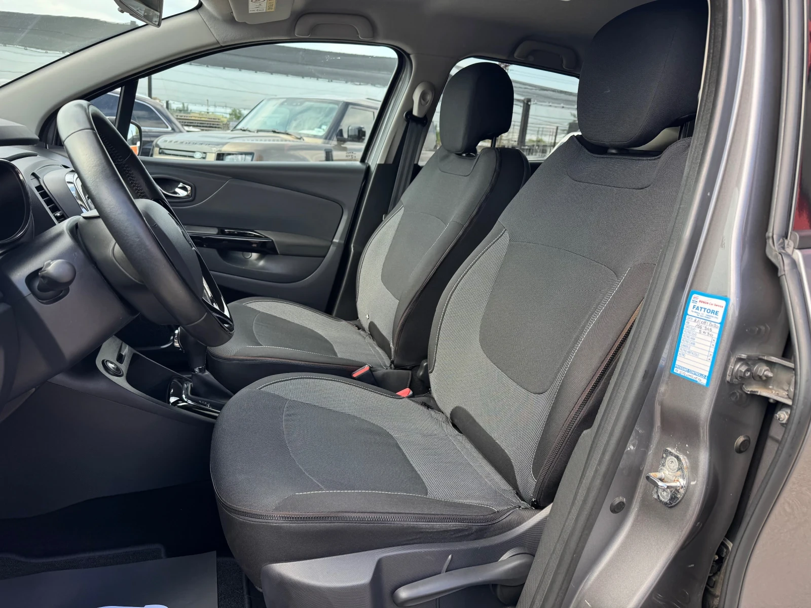 Renault Captur 1.2i-АВТОМАТИК-KEYLESS-NAVI-АВТОПИЛОТ - изображение 9