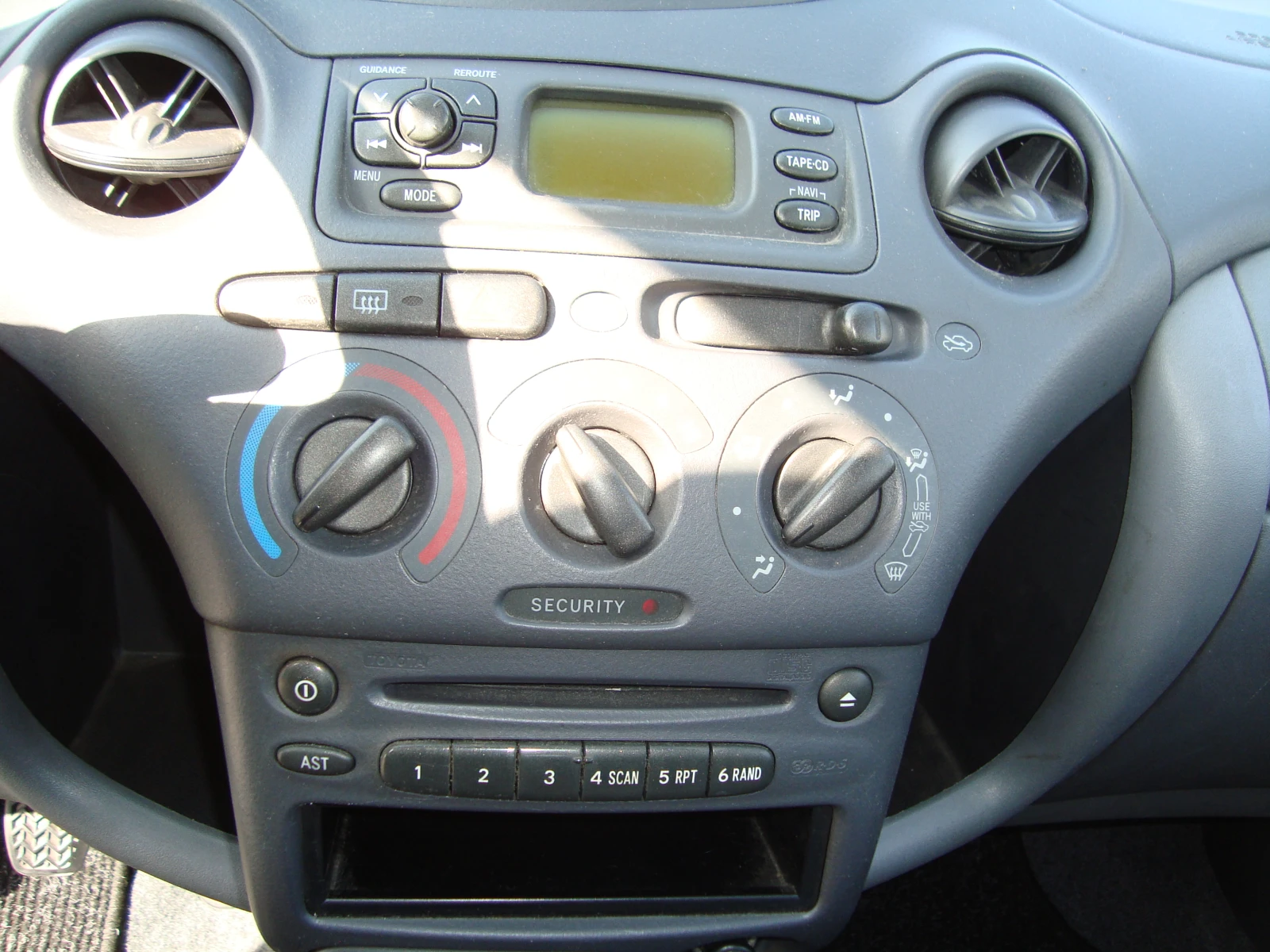 Toyota Yaris 1.0 бензин - изображение 9