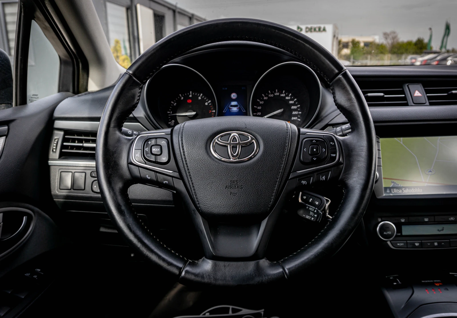 Toyota Avensis 1.8 бензин | ТОП!!! С ГАРАНЦИЯ! , снимка 11 - Автомобили и джипове - 54220198