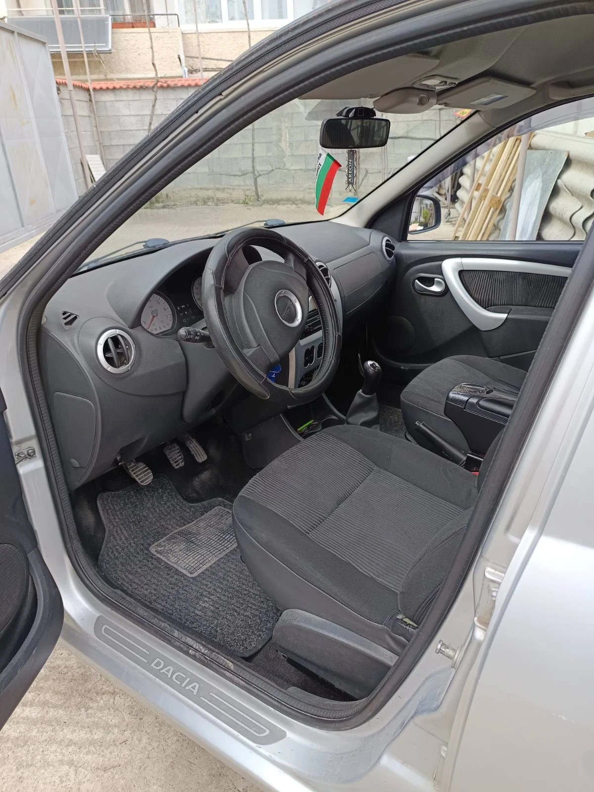 Dacia Logan, снимка 4 - Автомобили и джипове - 54237929