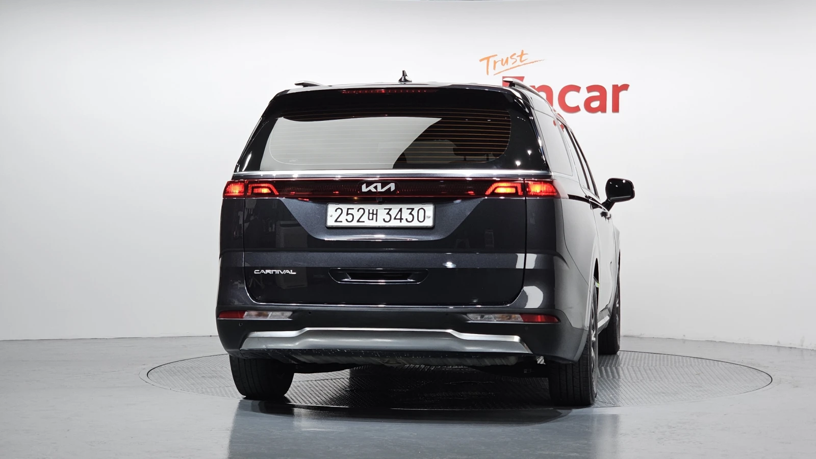 Kia Carnival ЕЛ. БАГАЖНИК* ПОДГРЕВ ВОЛАН* КРАЙНА ЦЕНА, снимка 4 - Автомобили и джипове - 55463043