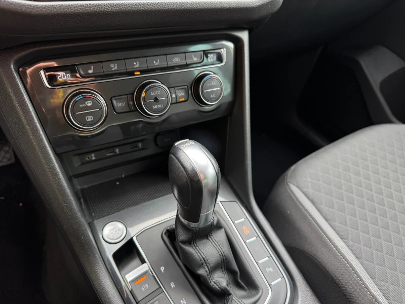 VW Tiguan 2.0TDI DSG, снимка 9 - Автомобили и джипове - 52892124