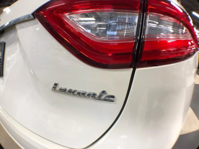 Maserati Levante * LUXURY AWD RED/LEATHER PAN/ROOF NAV B/SPOT CAMER, снимка 12 - Автомобили и джипове - 52944334