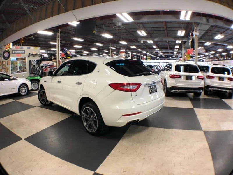 Maserati Levante * LUXURY AWD RED/LEATHER PAN/ROOF NAV B/SPOT CAMER, снимка 6 - Автомобили и джипове - 52944334