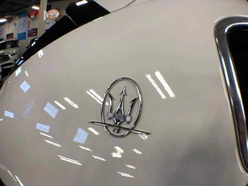 Maserati Levante * LUXURY AWD RED/LEATHER PAN/ROOF NAV B/SPOT CAMER, снимка 11 - Автомобили и джипове - 52944334