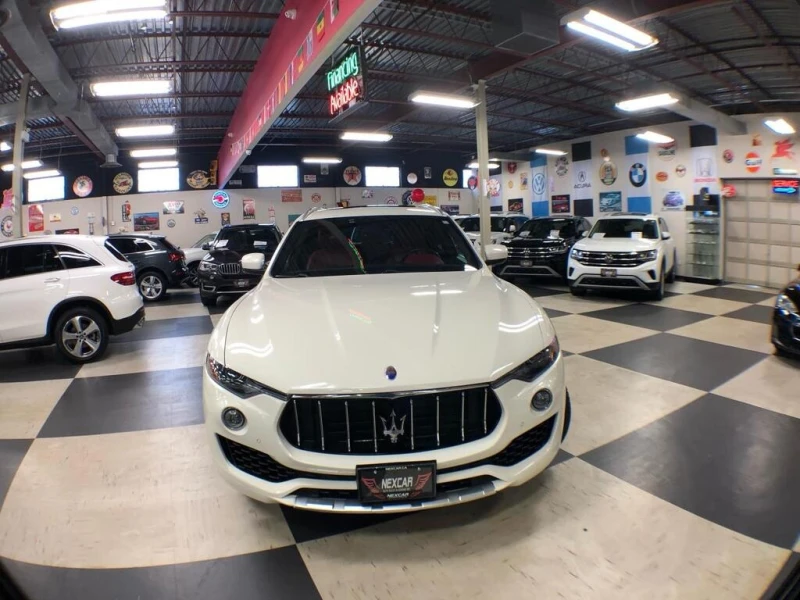 Maserati Levante * LUXURY AWD RED/LEATHER PAN/ROOF NAV B/SPOT CAMER, снимка 2 - Автомобили и джипове - 52944334