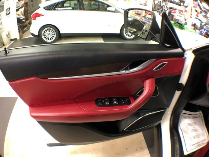 Maserati Levante * LUXURY AWD RED/LEATHER PAN/ROOF NAV B/SPOT CAMER, снимка 16 - Автомобили и джипове - 52944334