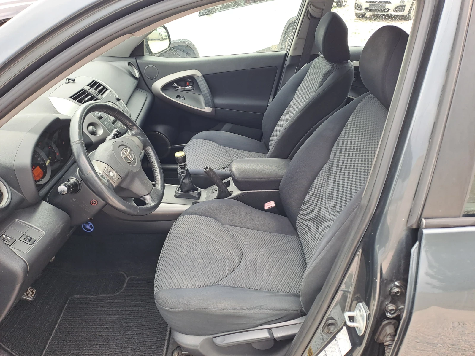 Toyota Rav4 2.2 D4D, снимка 9 - Автомобили и джипове - 53926396