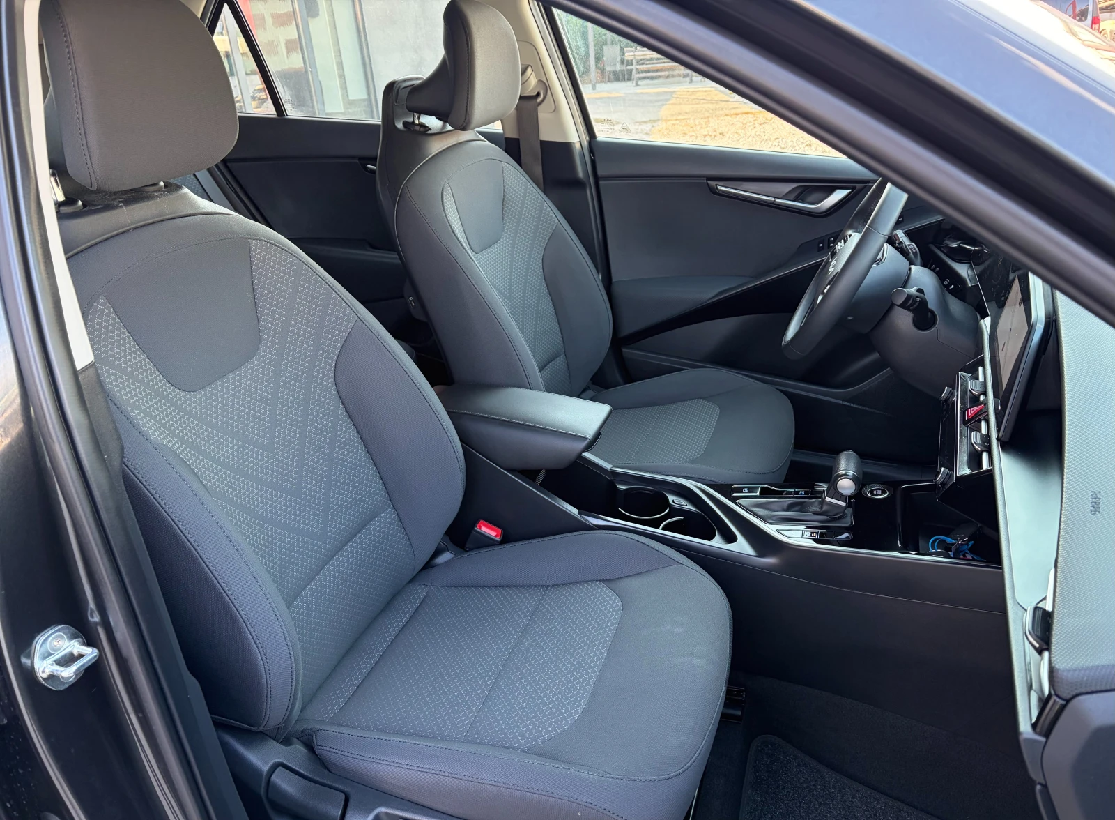 Kia Niro 1.6 Hybrid , снимка 14 - Автомобили и джипове - 56159342