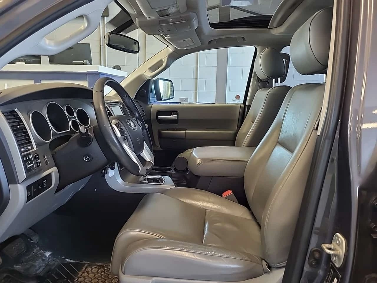 Toyota Sequoia Limited * 4WD * 8 ����� * CARFAX *  | Mobile.bg � ����������� 3