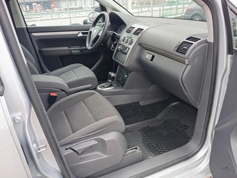 VW Touran 1.9-D-105Кс-DSG(АВТОМАТИК)-КЛИМА, снимка 16 - Автомобили и джипове - 53099799