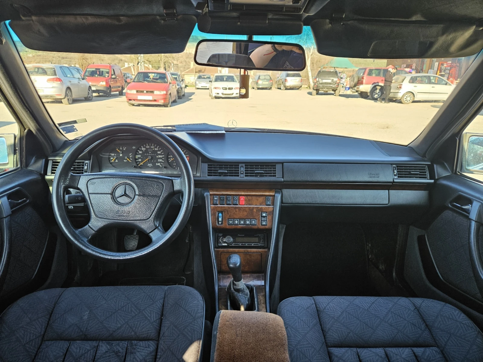 Mercedes-Benz E 200, снимка 3 - Автомобили и джипове - 53785612