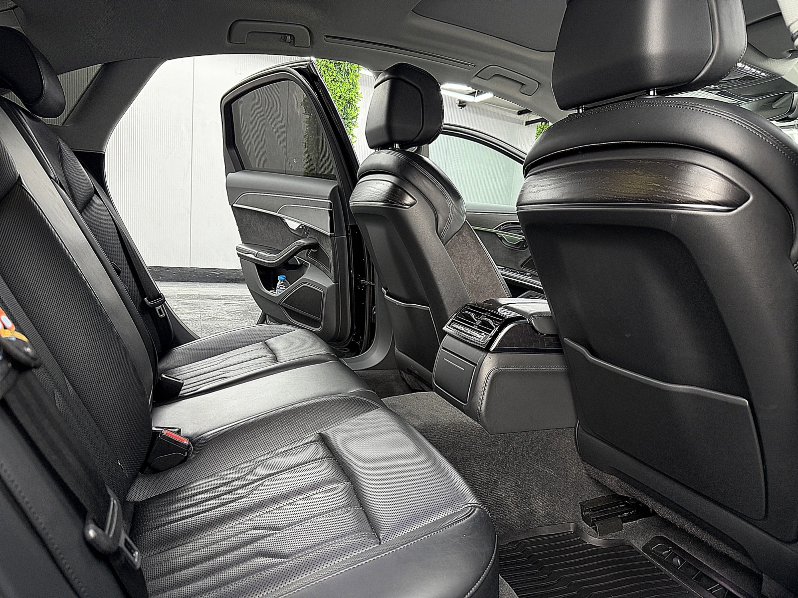 Audi A8 5.0D/PANORAMA/KeylesGo/3D-kamera/soft close/ЛИЗИНГ, снимка 9 - Автомобили и джипове - 54388356