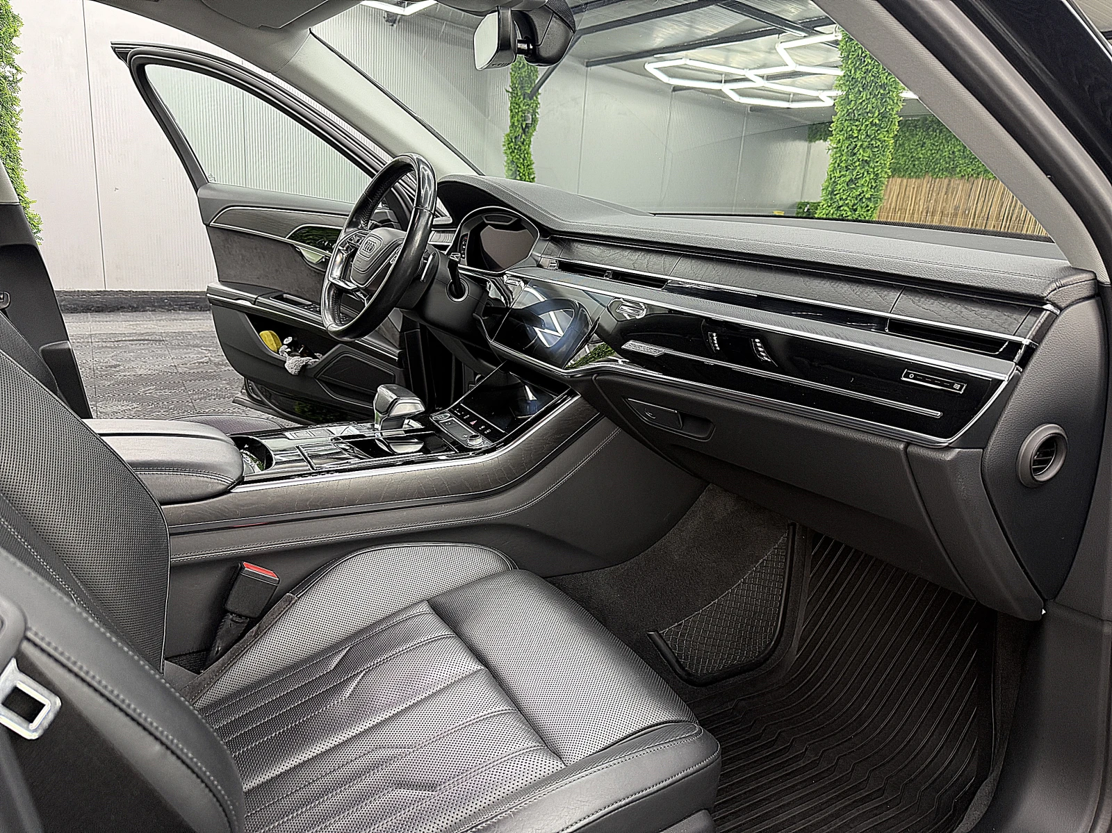 Audi A8 5.0D/PANORAMA/KeylesGo/3D-kamera/soft close/ЛИЗИНГ, снимка 12 - Автомобили и джипове - 54388356