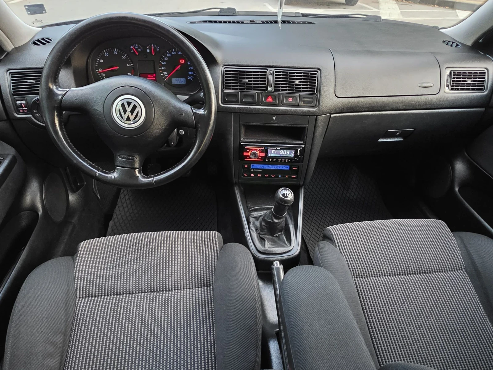 VW Golf 1.6i Климатроник, снимка 15 - Автомобили и джипове - 55798486