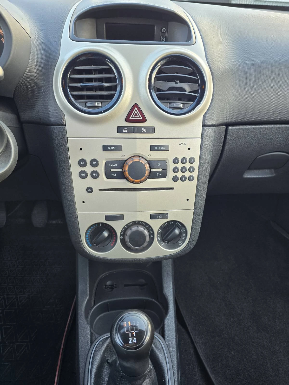 Opel Corsa 1.0i LED, снимка 11 - Автомобили и джипове - 56200635