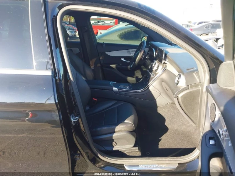 Mercedes-Benz GLC 300 2.0L I-4 DI, DOHC, VVT, TURBO, 255HP 4X2 Drive, снимка 12 - Автомобили и джипове - 53044536