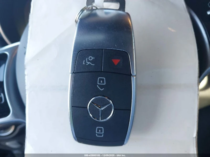 Mercedes-Benz GLC 300 2.0L I-4 DI, DOHC, VVT, TURBO, 255HP 4X2 Drive, снимка 3 - Автомобили и джипове - 53044536