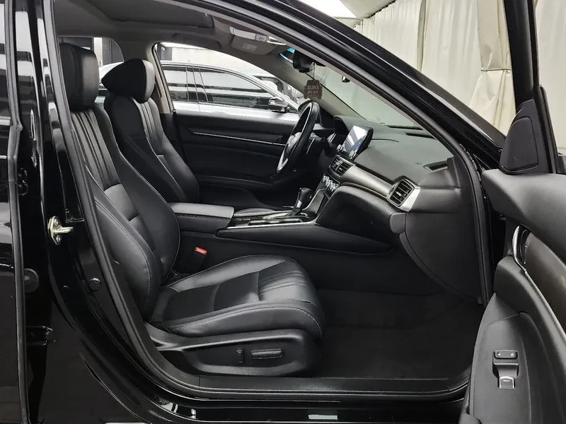 Honda Accord 1.5 TURBO, снимка 11 - Автомобили и джипове - 54956640