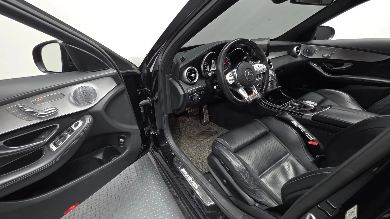 Mercedes-Benz C 63 AMG, снимка 10 - Автомобили и джипове - 56685479