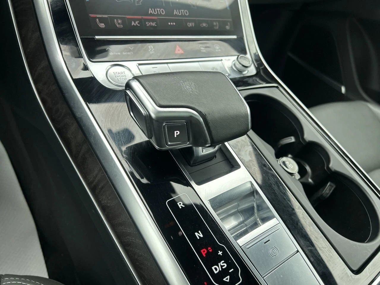 Audi Q8 TECHNIK S LINE С РЕГИСТРАЦИЯ & АВТО КРЕДИТ, снимка 10 - Автомобили и джипове - 53990426