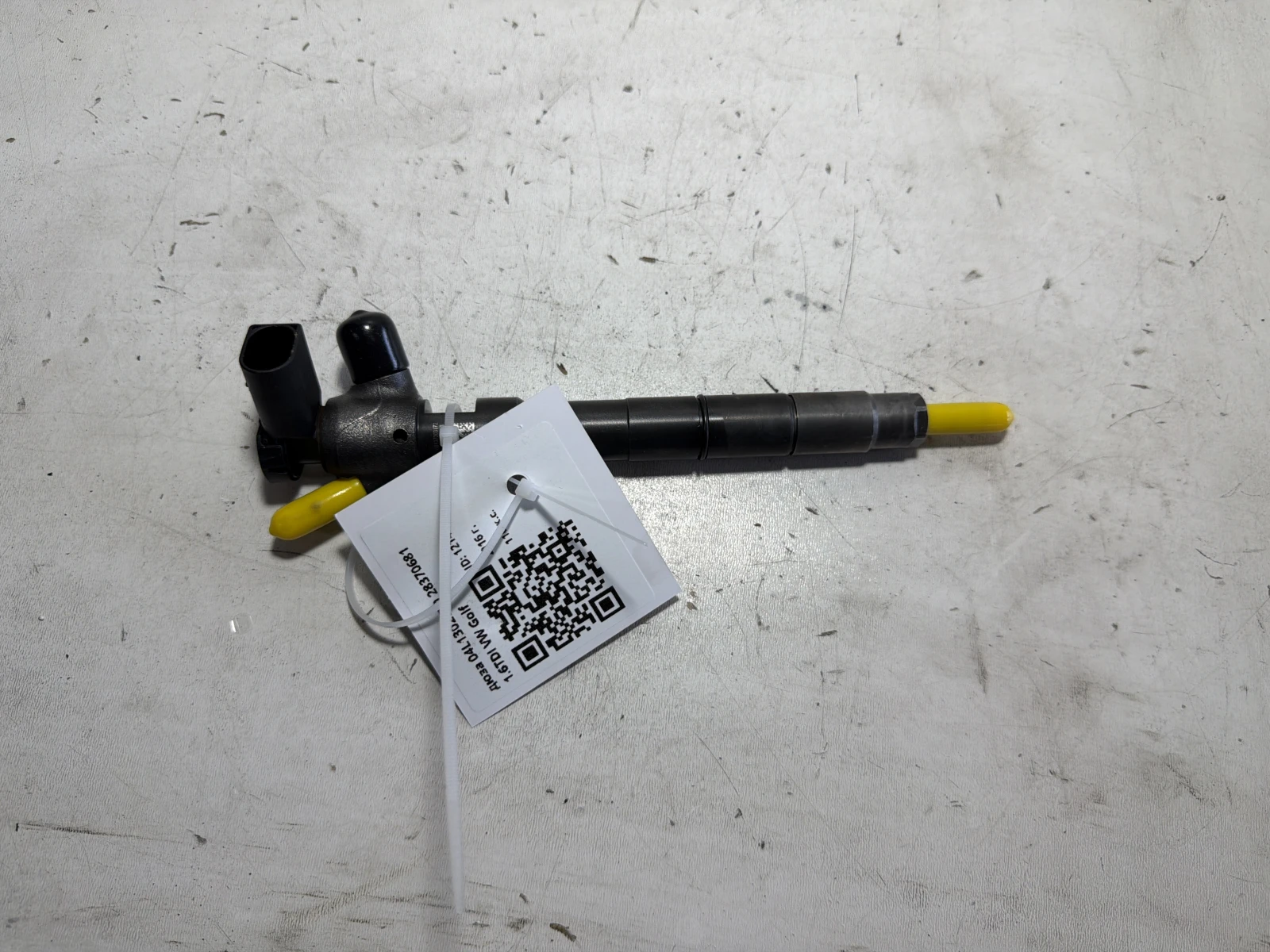 дюза 04L130277D 28370681 1.6TDI VW Golf, снимка 1 - Части - 55707261