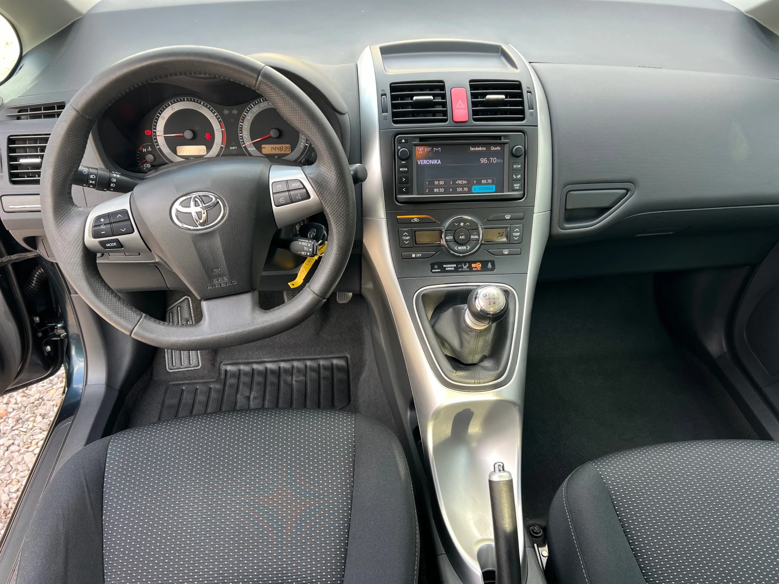 Toyota Auris 1.6-NAVI FULL - изображение 9