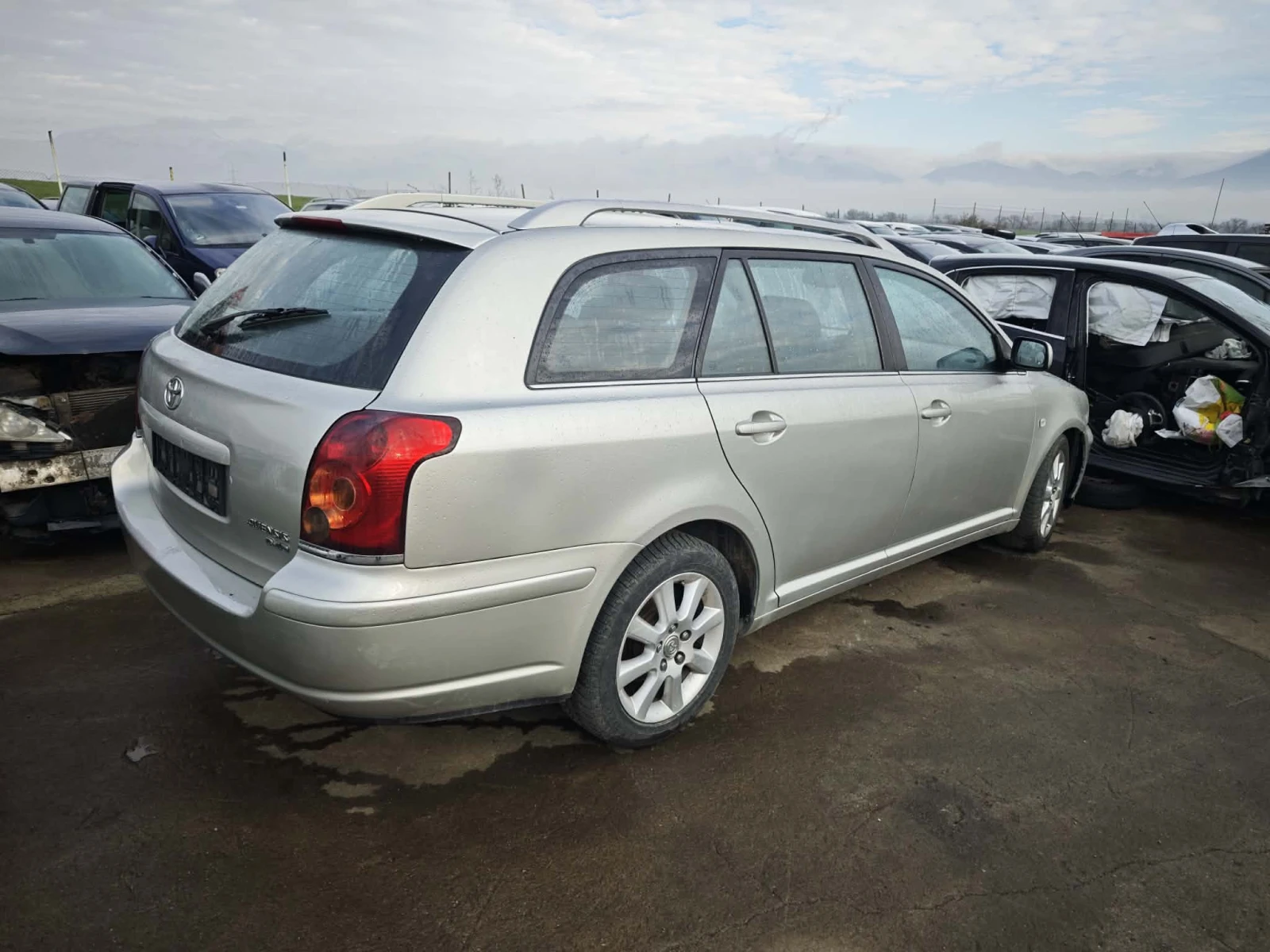 Toyota Avensis 2.2 D4D, снимка 3 - Автомобили и джипове - 54037577