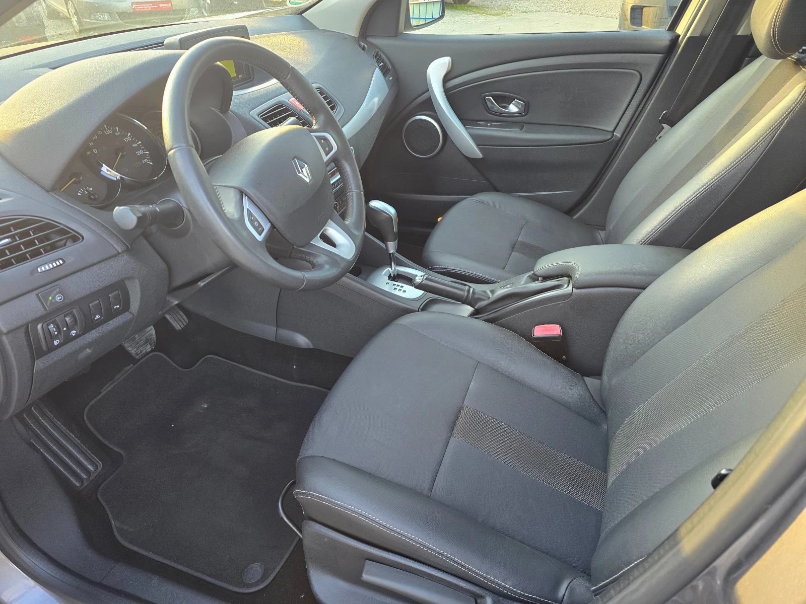 Renault Fluence 2.0i/140ps/LPG-AVTOMATIK, снимка 15 - Автомобили и джипове - 54235203