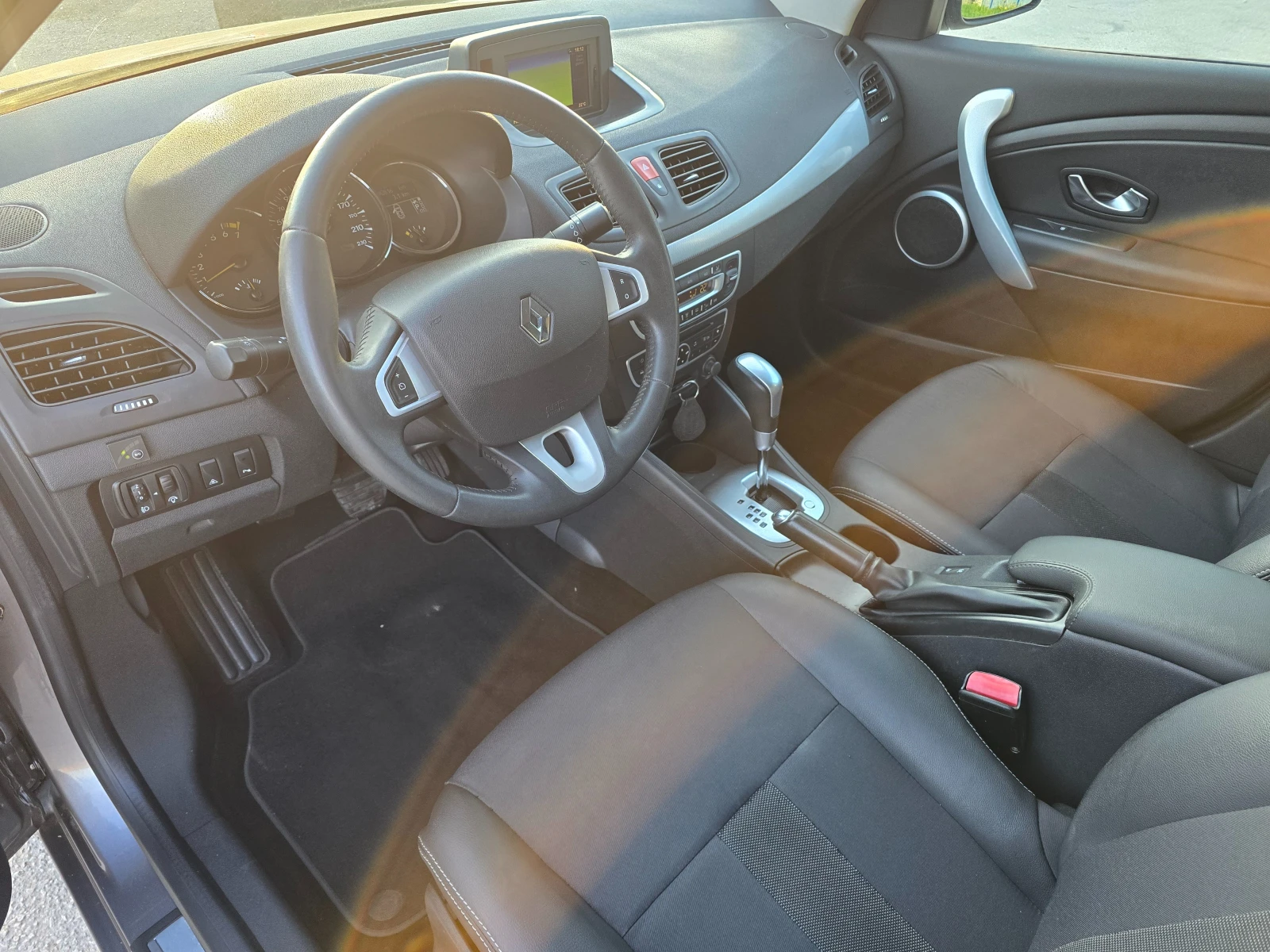 Renault Fluence 2.0i/140ps/LPG-AVTOMATIK, снимка 16 - Автомобили и джипове - 54235203