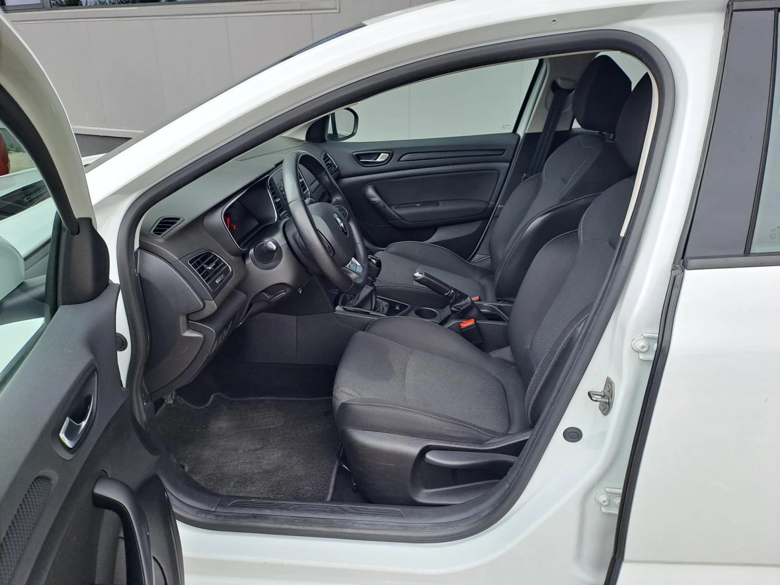 Renault Megane 1.3 TCe Life 140к.с. Супер Лятна разпродажба, снимка 9 - Автомобили и джипове - 55574905