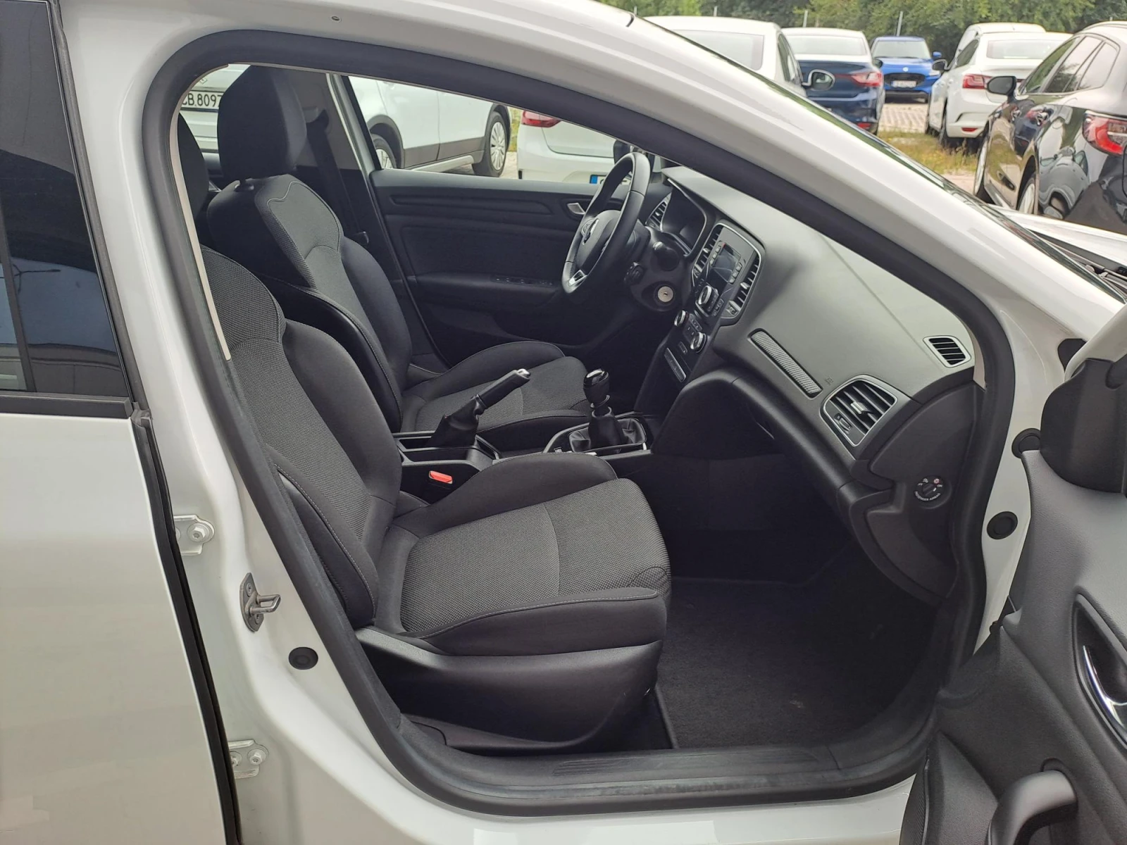 Renault Megane 1.3 TCe Life 140к.с. Супер Лятна разпродажба, снимка 12 - Автомобили и джипове - 55574905