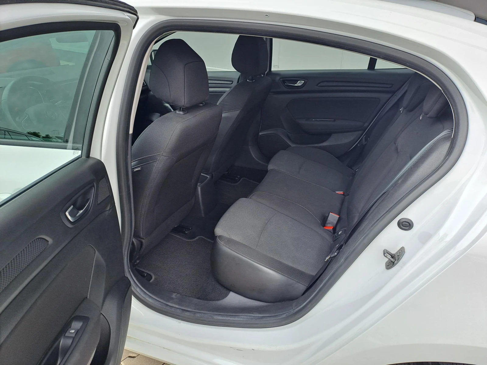 Renault Megane 1.3 TCe Life 140к.с. Супер Лятна разпродажба, снимка 8 - Автомобили и джипове - 55574905