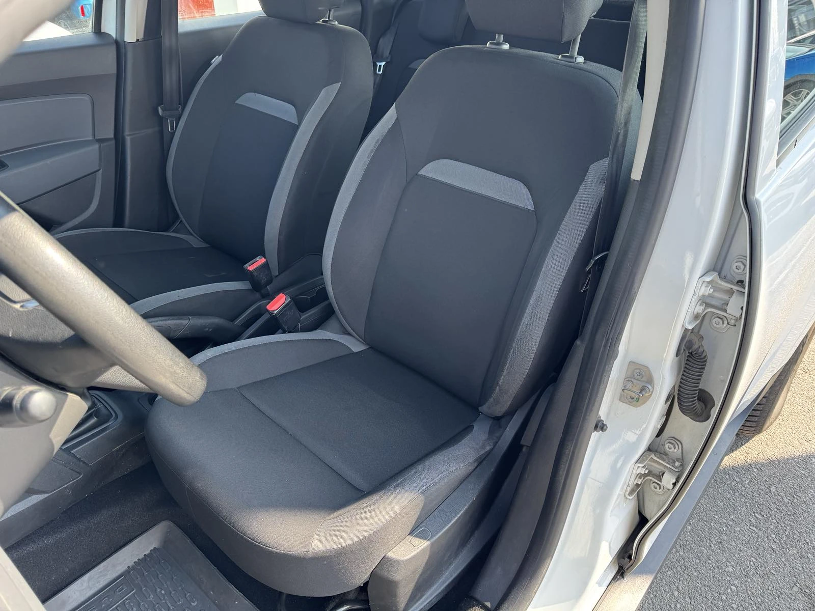 Dacia Duster 1.6I 3+ 1 N1, снимка 13 - Автомобили и джипове - 53907748