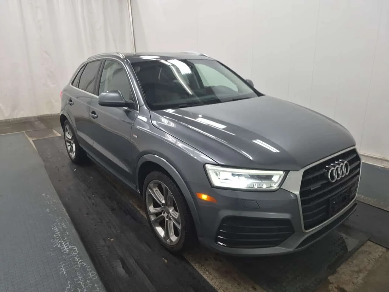 Audi Q3 TECHNIK / LED / BOSE / АВТОКРЕДИТ , снимка 2 - Автомобили и джипове - 54620391