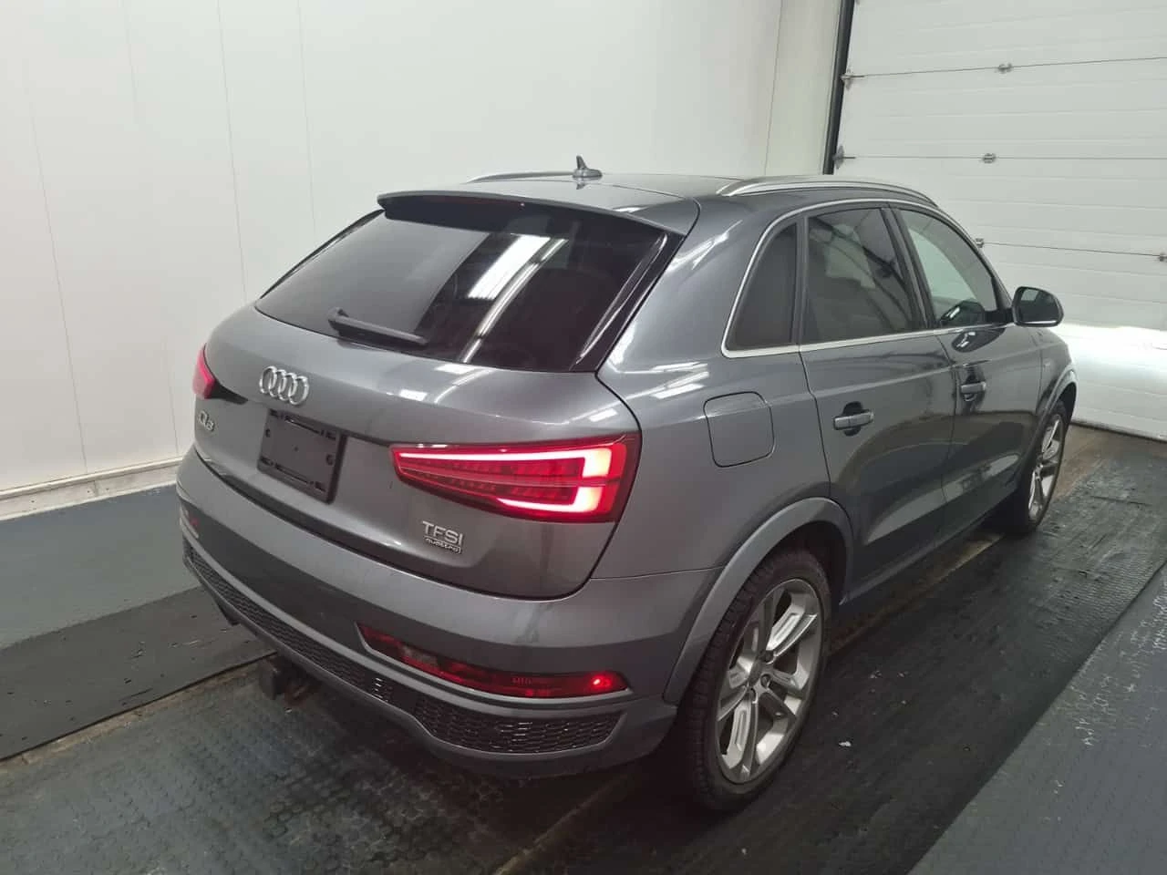 Audi Q3 TECHNIK / LED / BOSE / АВТОКРЕДИТ , снимка 3 - Автомобили и джипове - 54620391