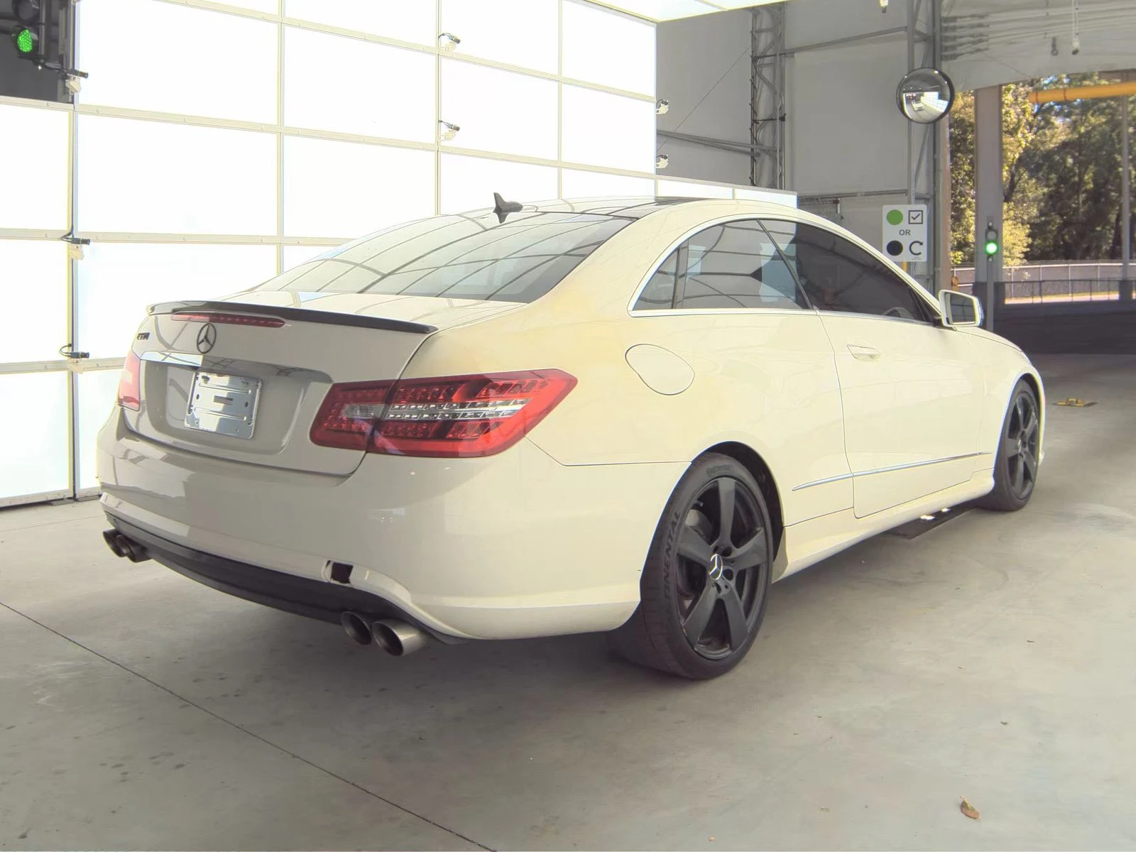 Mercedes-Benz E 500 AMG PACK* BI-XENON* KEYLESS GO* HARMAN* ПАМЕТ - изображение 6