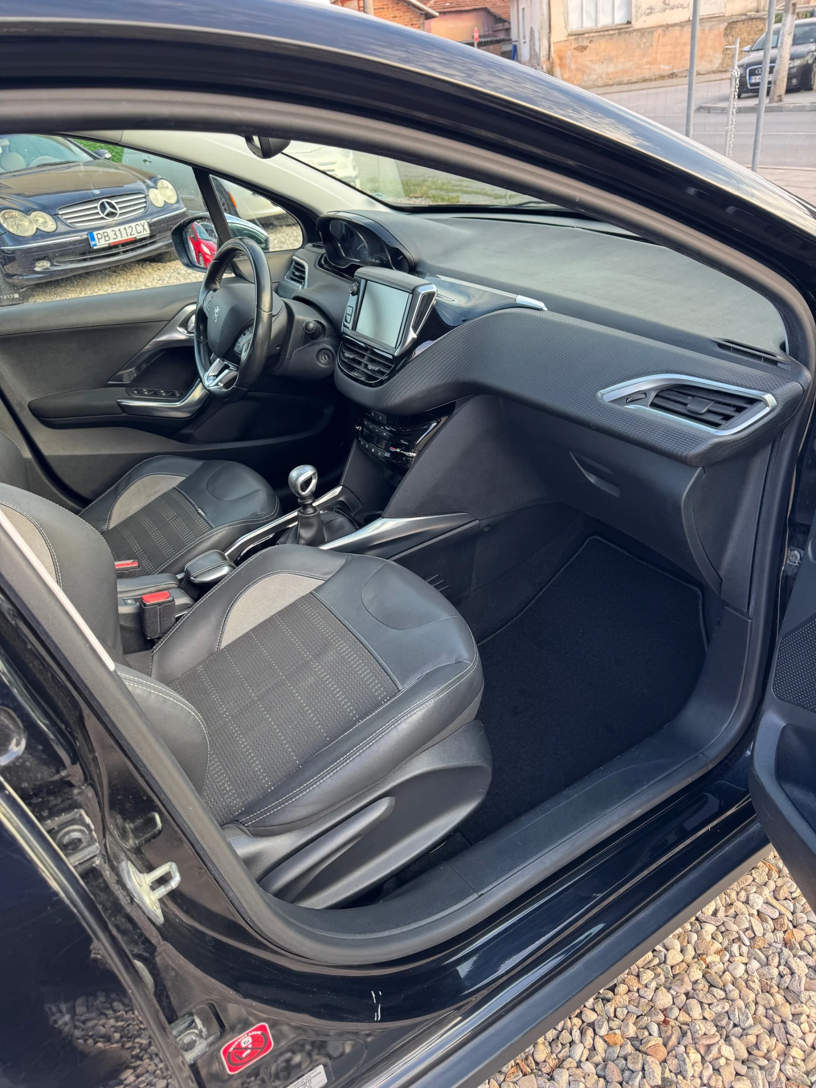 Peugeot 2008 1.6 HDI / Allure / Панорама - изображение 9