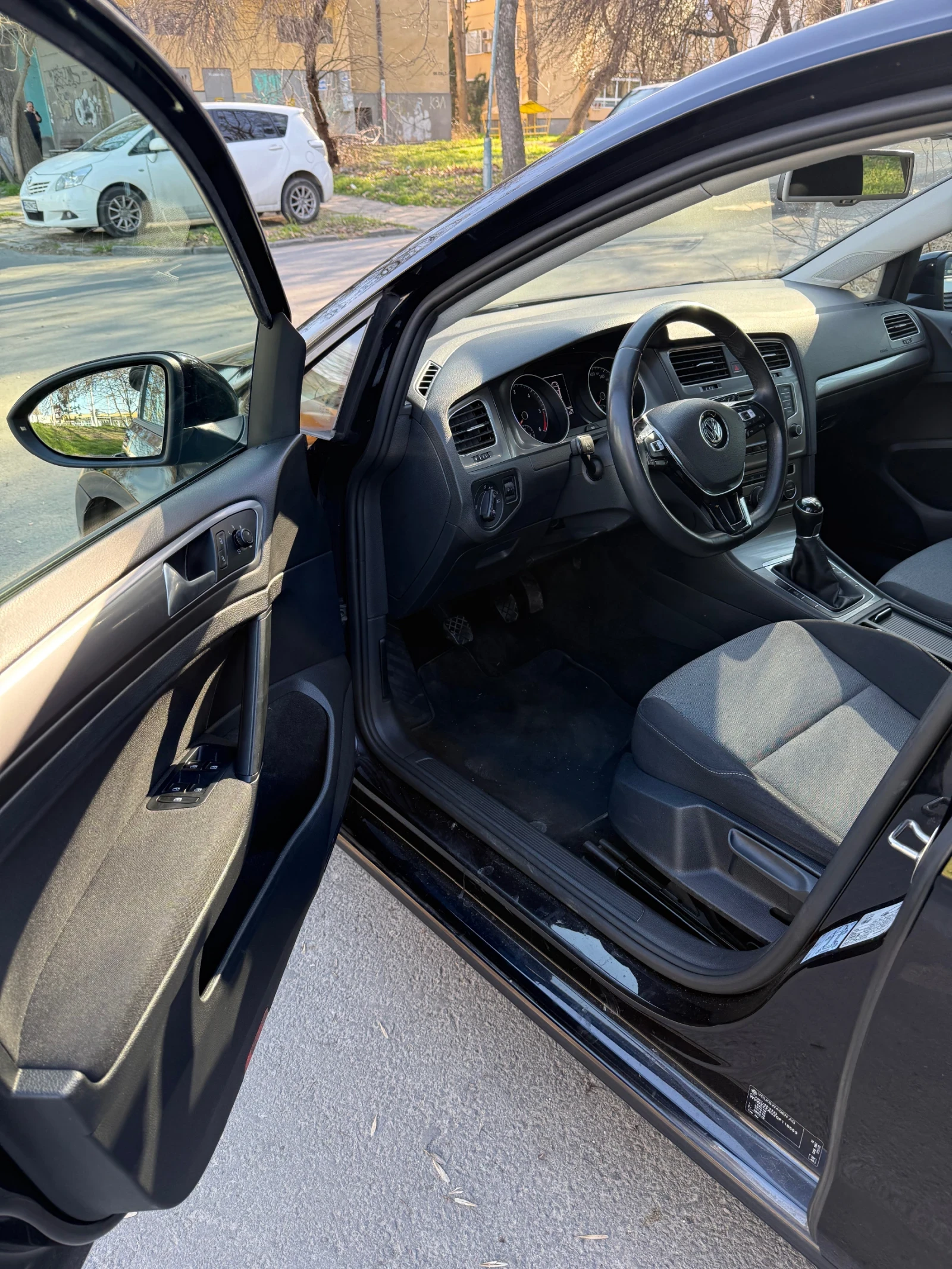 VW Golf 1.6 TDI 110 кс/ EURO 6B / Distronic /Navi , снимка 7 - Автомобили и джипове - 53835366