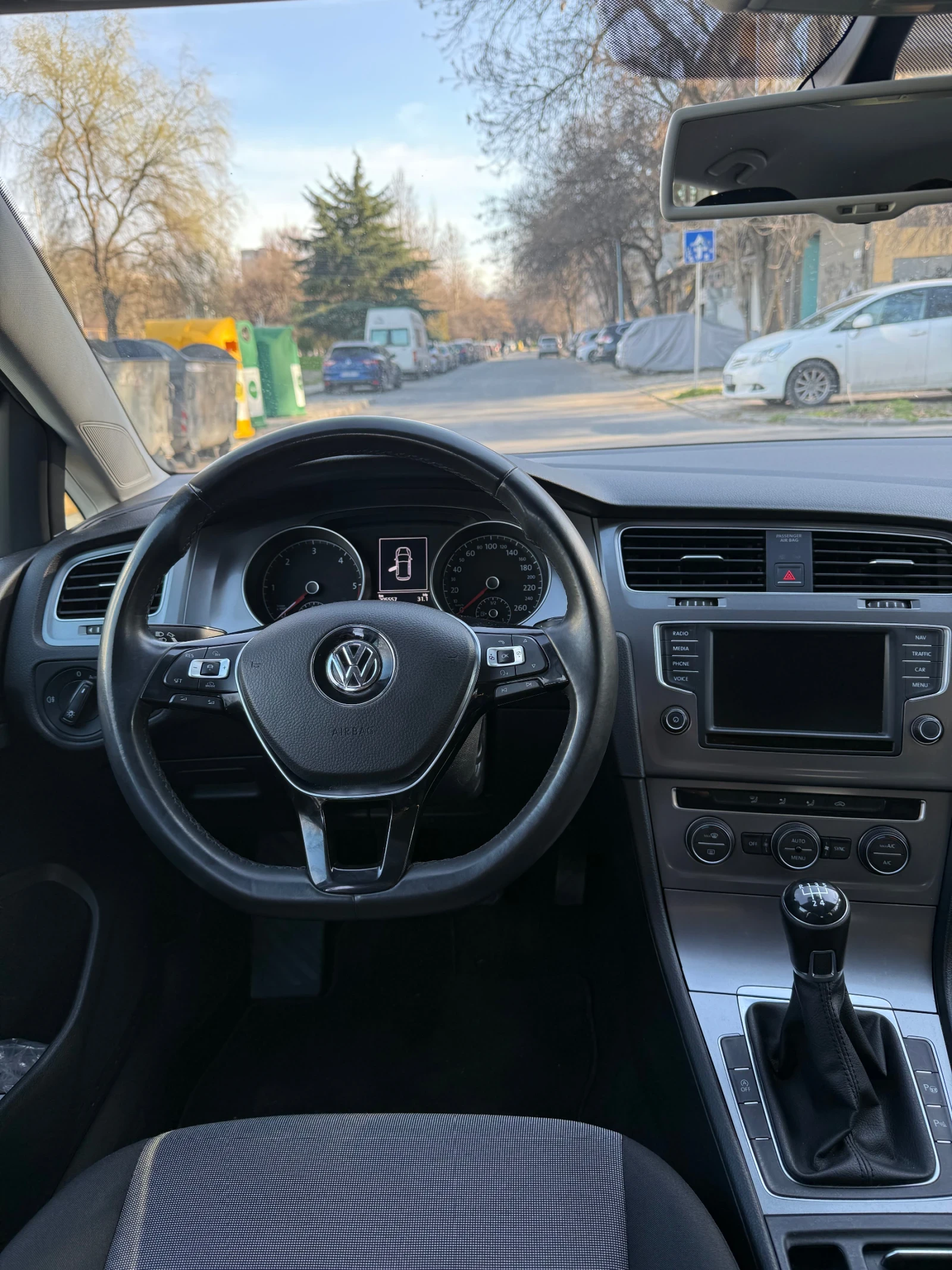 VW Golf 1.6 TDI 110 кс/ EURO 6B / Distronic /Navi , снимка 12 - Автомобили и джипове - 53835366